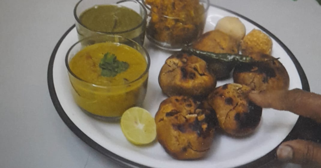 Rajasthani Village Style Dal Baati Recipe in Hindi |राजस्थानी दाल बाटी रेसिपी | पारंपरिक तरीके से उपलों पर बनने वाली गांव की स्वादिष्ट बाटी untitled design 2026 05 28t104202.422